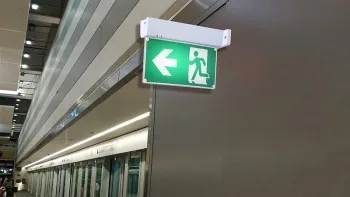 Iluminación y señalización de emergencia para estaciones de tren y metro