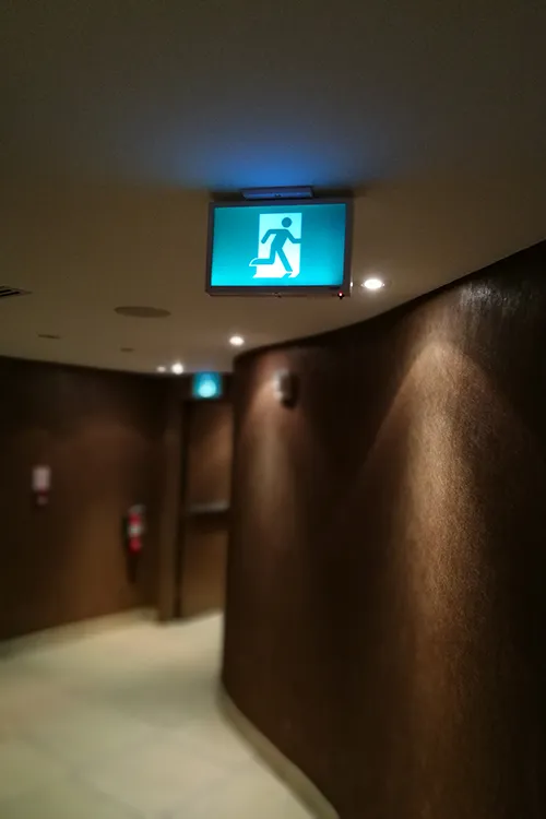 Señales de salida y luces de emergencia